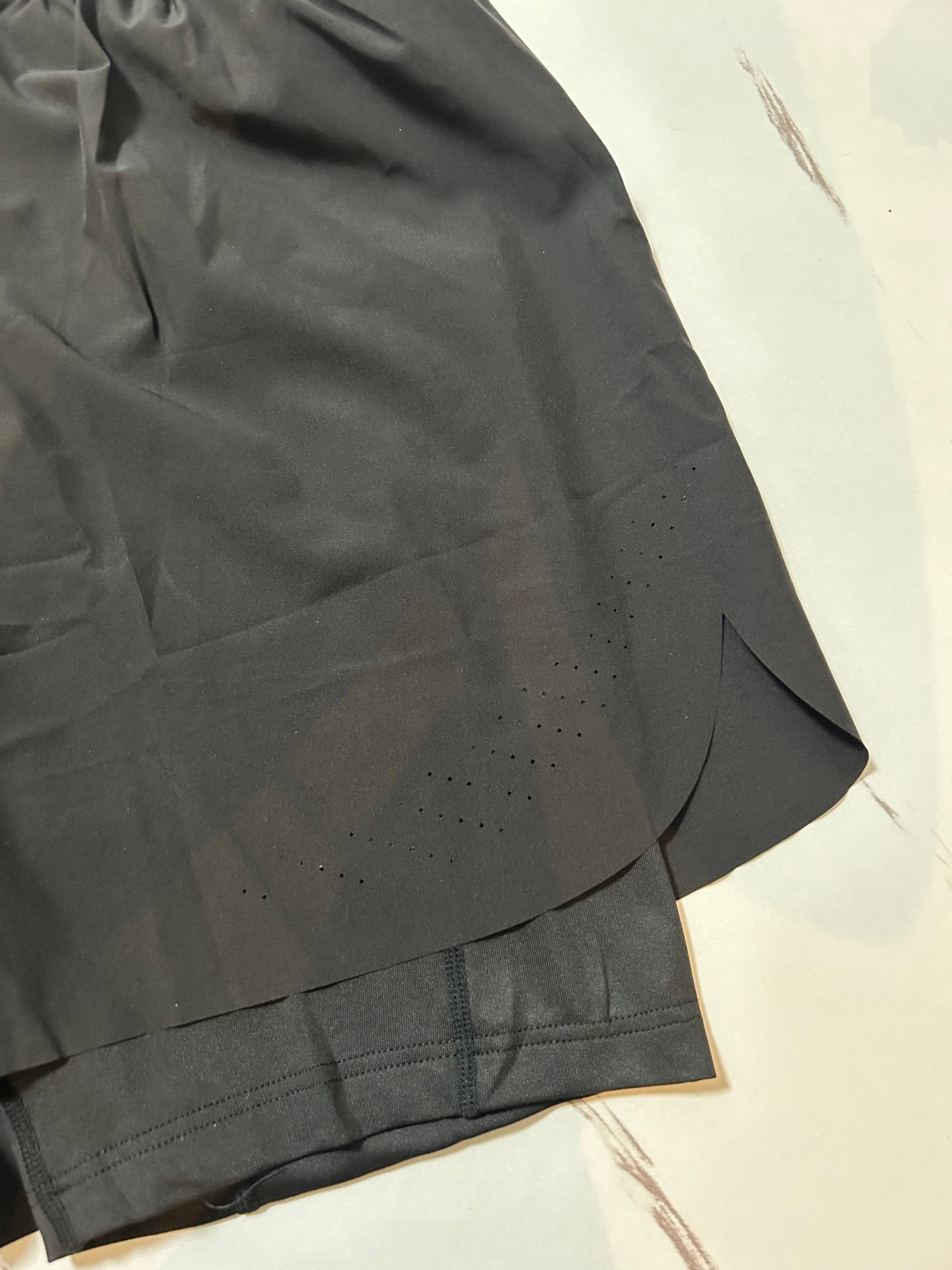 Essential unisex shorts with inner lining